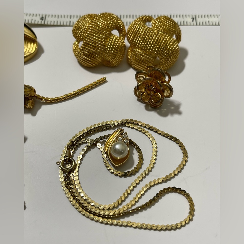 Elegant Vintage Gold Jewelry Women Men’s Brooches, Pendant, Necklace Earrings - Picture 6 of 15